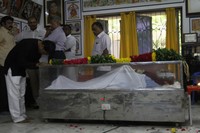 Celebrities pay tributes to Bapu Photos